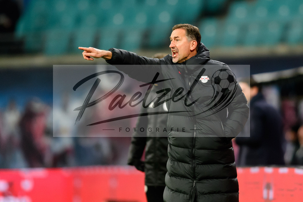 RBLLEV20211128_114 | Fussball, Herren: Co-Trainer Achim Beierlorzer (RB Leipzig) gestikuliert, Gestik bei dem Spiel der 1. Bundesliga zwischen RB Leipzig und Bayer 04 Leverkusen in der Red Bull Arena am 28.11.2021 in Leipzig, Deutschland.DFB / DFL REGULATIONS PROHIBIT ANY USE OF PHOTOGRAPHS AS IMAGE SEQUENCES AND/OR QUASI-VIDEO. - Realisiert mit Pictrs.com