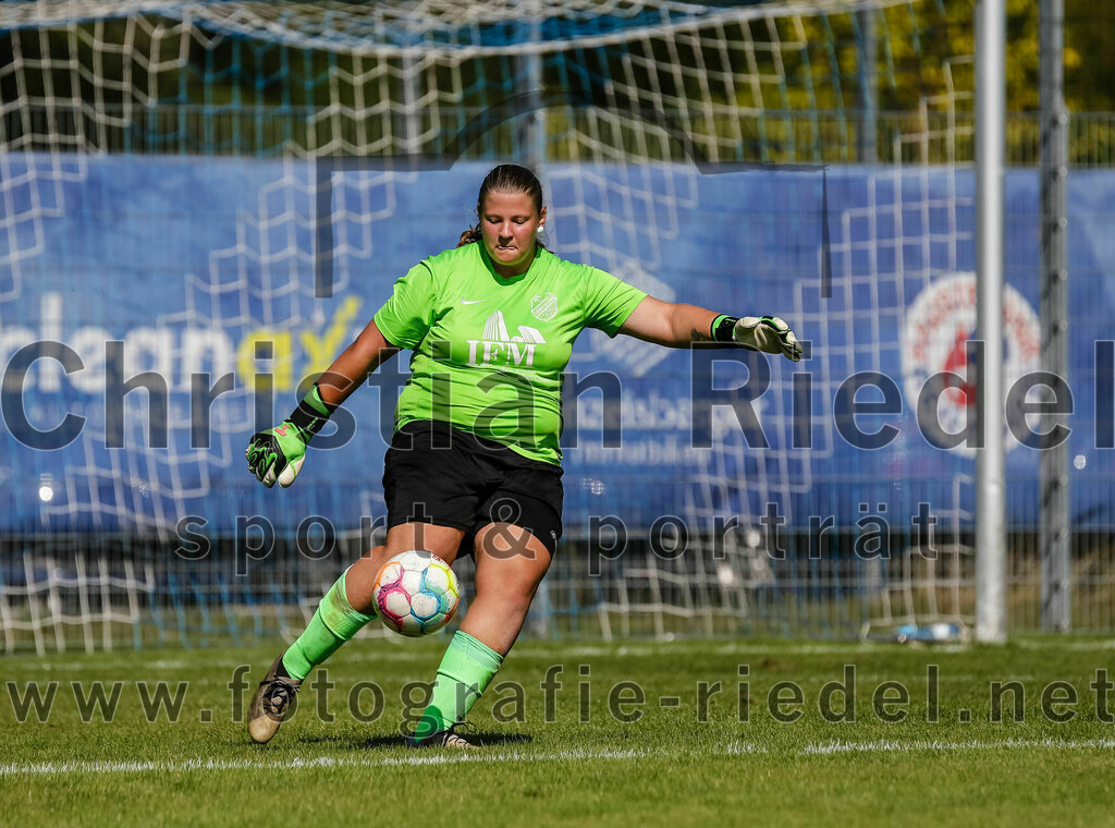 2023-09-09_074_FC_Langengeisling_gegen_TV_1864_Altoetting | Erding, Deutschland, 09.09.2023:
Fußball, Bezirksoberliga 2023 / 2024, 2. Spieltag, FC Langengeisling gegen TV 1864 Altötting, Endergebnis: 2:3

Torwart Isabell Losleben (FC Langengeisling, #1)

Foto: Christian Riedel / fotografie-riedel.net