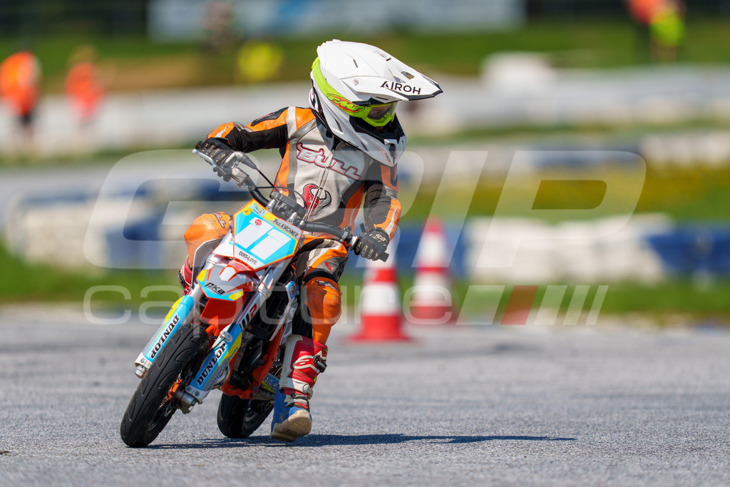 G-Cup + Supermoto Staatsmeisterschaft + Hungarian Supermoto Championship | GRIPcapture steht für authentische Sportfotografie in Österreich – für Momente, die mehr sind als Geschwindigkeit oder Ergebnis. Es geht um Emotion, Spannung, Fokus und den Augenblick, der oft nur einen Wimpernschlag dauert.Ob Motorsport, Teamsport oder 