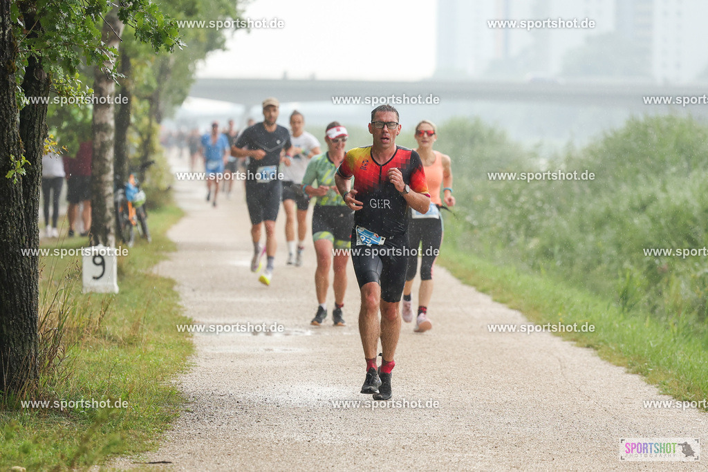 LUR_1284 | 34. M-net Erlanger Triathlon 2025 #erlangertriathlon  #mnettriathlon2025 #mnettriathlon #team #olympischedistanz #mitteldistanz #triathlon #maindonaukanal  #erlangertriathlon2025 #yourpictrs #tv1848 #tv1848erlangen  #triathlonbayern #sportinerlangen #demsportverbunden #sportshot_your_pictrs Copyright: www.sportshot.de