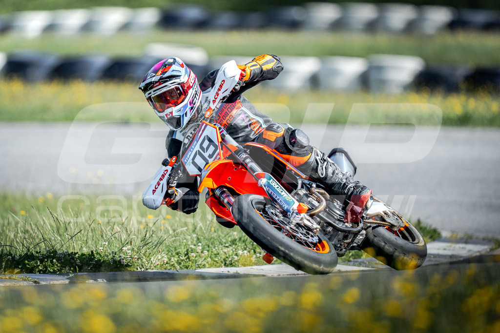 G-Cup + Supermoto Staatsmeisterschaft + Hungarian Supermoto Championship | GRIPcapture steht für authentische Sportfotografie in Österreich – für Momente, die mehr sind als Geschwindigkeit oder Ergebnis. Es geht um Emotion, Spannung, Fokus und den Augenblick, der oft nur einen Wimpernschlag dauert.Ob Motorsport, Teamsport oder 