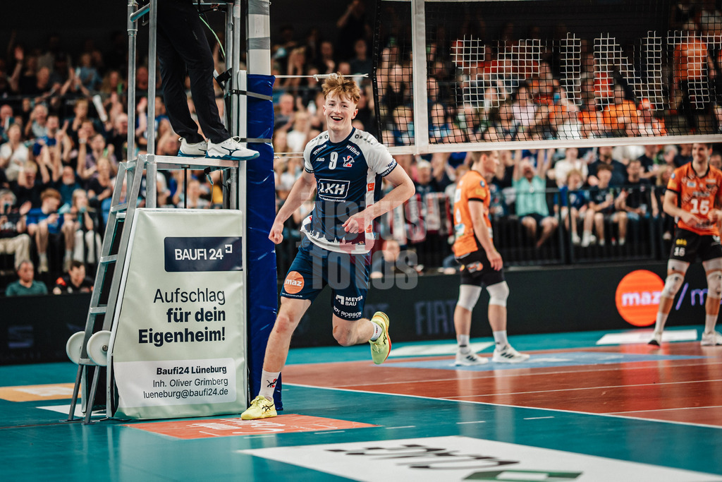 Volleyball | Herren | Saison 2024/2025 | 1. Volleyball Bundesliga Männer | Finale | SVG Lüneburg vs. BERLIN RECYCLING Volleys | 01.05.2025 | Oskar Alve Espeland (#9, SVG Lüneburg) jubelt ist glücklich