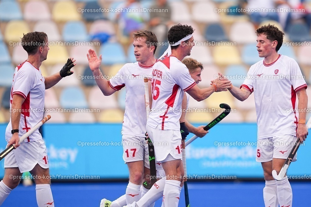 xydrx08082501038 | 08.08.2025, xydrx, Herren EuroHockey Championship 2025, Gruppenphase, Gruppe B, England - Polen, Sparkassenpark Mönchengladbach: Torjubel nach dem Tor zum 3:0 für die Englische Feldhockey Nationalmannschaft durch Torschütze Phil Roper (Englische Feldhockey Nationalmannschaft #15) zusammen Stuart Rushmere (Englische Feldhockey Nationalmannschaft #17) und David Goodfield (Englische Feldhockey Nationalmannschaft #19) und Thomas Sorsby (Englische Feldhockey Nationalmannschaft #5)