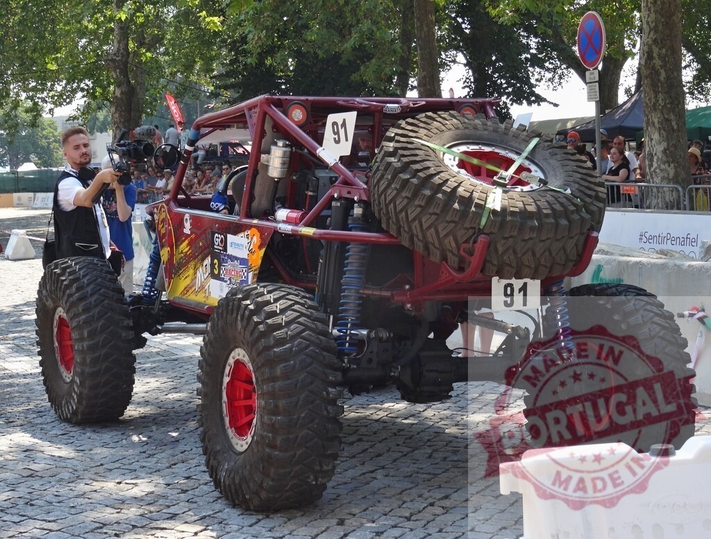 Videographer filming a buggy at a motor racing event | Videographer is filming a customized buggy during a motor racing competition - Realized with Pictrs.com
