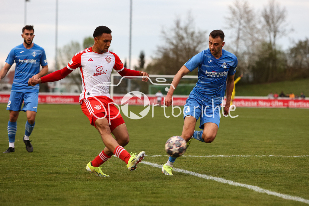 FV Illertissen - FC Bayern Amateure | vincent MANUBA (FCB #20) im Duell mit Marin PUDIC (FVI #6) / Zweikampf