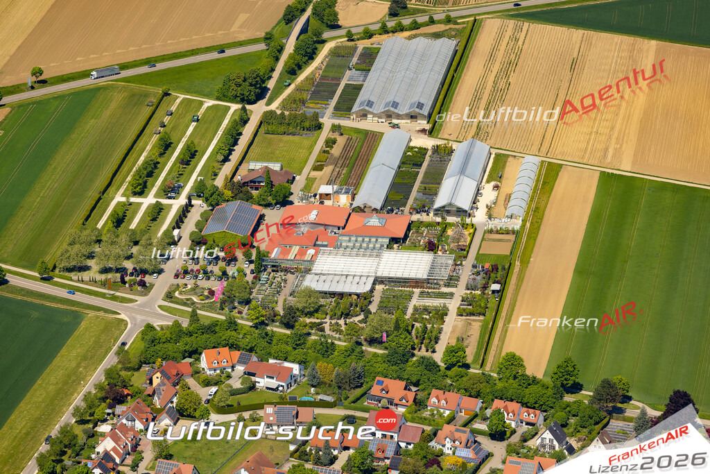 Klassische Luftaufnahme ohne Drohne zeigt:Gärtnerei bei Gundelfingen an der Donau - Die Luftbildaufnahme wurde 2025 vom UL-Flugzeug heraus erstellt ( keine Drohne ) - Hochauflösende Luftaufnahme -Nicht vergleichbar mit Google Maps oder Satelittenbilder- Die Geschenkidee !Mit Lizenz und Bildrechte bestellbar