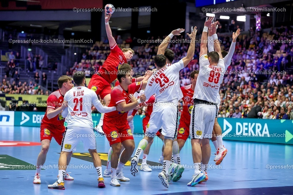 EHF19012601095 | 19.01.2026, Handball, Men's EHF EURO 2026, Österreich - Serbien, Jyske Bank Boxen in Herning, Dänemark, Preliminary Round: Mauer Serbien gegen  Lukas Hutecek (Austria #72)  Vanja Ilic (Serbien #21)  Aljosa Damjanovic (Serbien #23)  Mijajlo Marsenic (Serbien #93) 