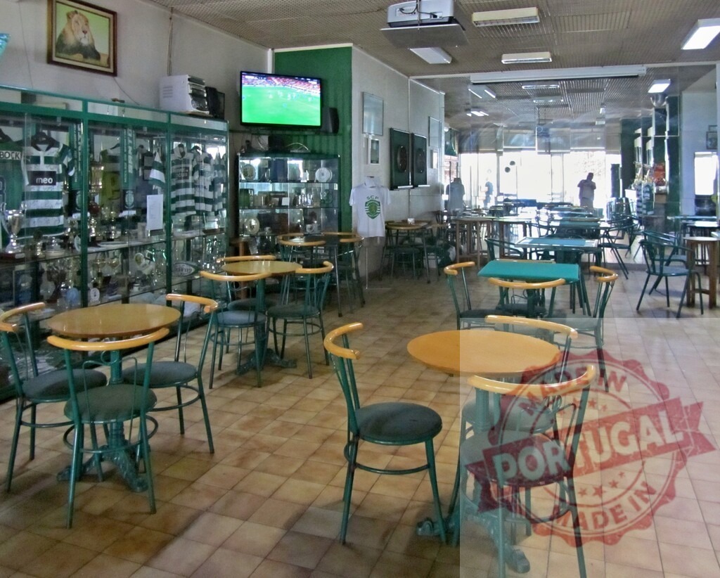 Sporting CP football club sports bar interior | Football fans gathering in a Sporting CP themed sports bar watching a match on television - Realisiert mit Pictrs.com