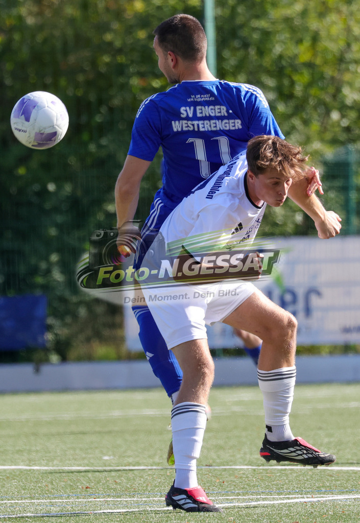 SV Enger-Westerenger - TuS Bruchmühlen | Auf dem Bild zu sehen: blau SV Enger-Westerenger: Tim Deidersen ; weiß TuS Bruchmühlen: Jan Weiffenbach SV Enger-Westerenger, TuS Bruchmühlen, Saison 26/27, Kreisliga A, Enger, Deutschland - Realisiert mit Pictrs.com