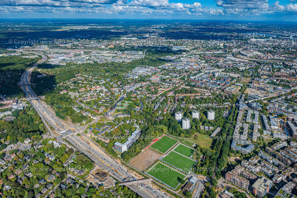 Hamburg_Bahrenfeld_A7_Baustelle_Deckelbau_ELS_3134200922 | HAMBURG 20.09.2022 Baustelle zum Neubau der Streckenführung im Verlauf des Autobahn- Tunnelbauwerk der BAB A7 " Hamburger Deckel " bzw. hier " Bahrenfelder Deckel " in Hamburg, Deutschland. Weiterführende Informationen bei: BUNG GmbH,  DEGES Deutsche Einheit Fernstraßenplanungs- und -bau GmbH,  Freie und Hansestadt Hamburg Behörde für Wirtschaft, Verkehr und Innovation,  Schüßler-Plan GmbH,  Tiedemann, Wenck & Brand Ingenieur- und Vermessungsbüro GmbH. // Construction site for the new route in the course of the motorway tunnel construction of the BAB A7 "Hamburger Deckel" or here "Bahrenfelder Deckel" in the district of Bahrenfeld in Hamburg, Germany. Further information at: BUNG GmbH,  DEGES Deutsche Einheit Fernstrassenplanungs- und -bau GmbH,  Freie und Hansestadt Hamburg Behoerde fuer Wirtschaft, Verkehr und Innovation,  Schuessler-Plan GmbH,  Tiedemann, Wenck & Brand Ingenieur- und Vermessungsbuero GmbH. Foto: Martin Elsen