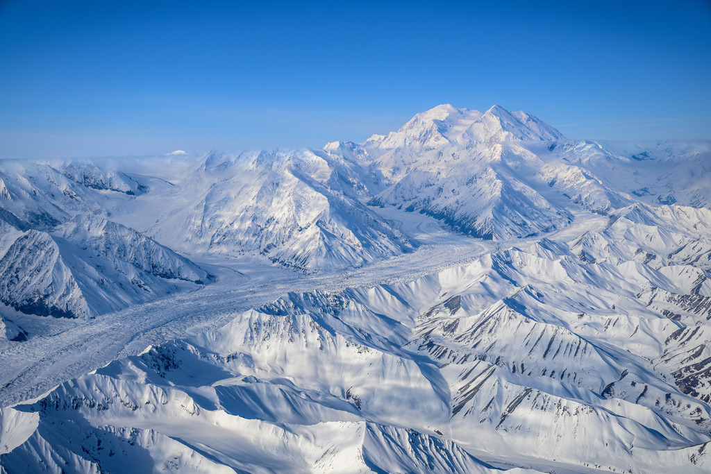 2025-079 | Im Flugzeug zum Denali, dem höchsten Berg Nordamerikas, gut sichtbar im Hintergrund. Wenn das Wetter mitspielt - wie hier im Bild -, wird das Erlebnis gekrönt durch eine Landung auf einem der Gletscher am Denali. - Realisiert mit Pictrs.com