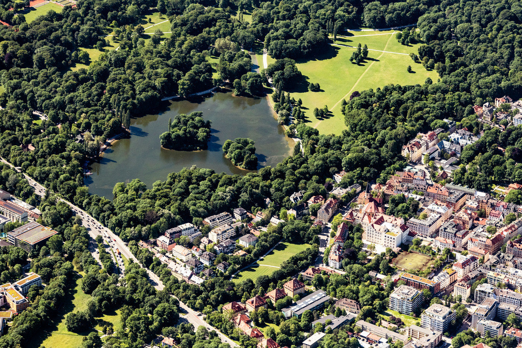 dr__0065273.jpg | MüNCHEN 15.06.2021 Kleinhesseloher See mit Inseln im mittleren Englischen Garten in München im Bundesland Bayern. // Lake Kleinhesseloher See and islands in the middle part of the English Garden in Munich in the state of Bavaria. Foto: Daniel Reiter