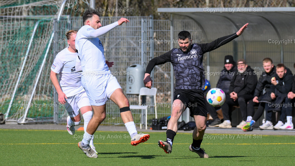 TSV Klausdorf (schwarz) vs Eckernförder SV (weiss) | Ditron Gashi (Klausdorf #7) vs Jost-Bennet Andreas (ESV #6)p / Fußball-Landesliga Schleswig Männer 2025/2026 / TSV Klausdorf (schwarz) vs Eckernförder SV (weiss) / Kunstrasenplatz Klausdorf / Schwentinental / 04.04.26 - Realisiert mit Pictrs.com