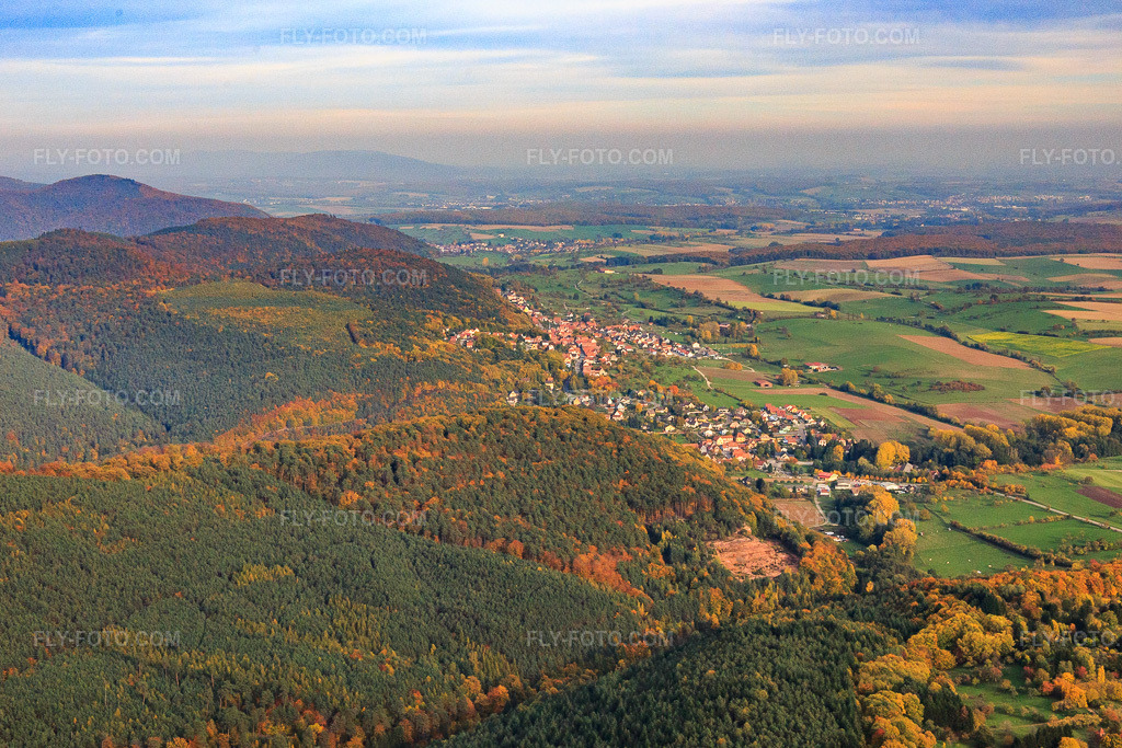 Aerial view: View of the town from the west in Rothbach in the state Bas-Rhin, France. – Photo: IMG_084815.jpg taken on 10/24/2015 by Werner Riehm/FLY-FOTO.com – Resolution of the original: 5283 x 3522 px