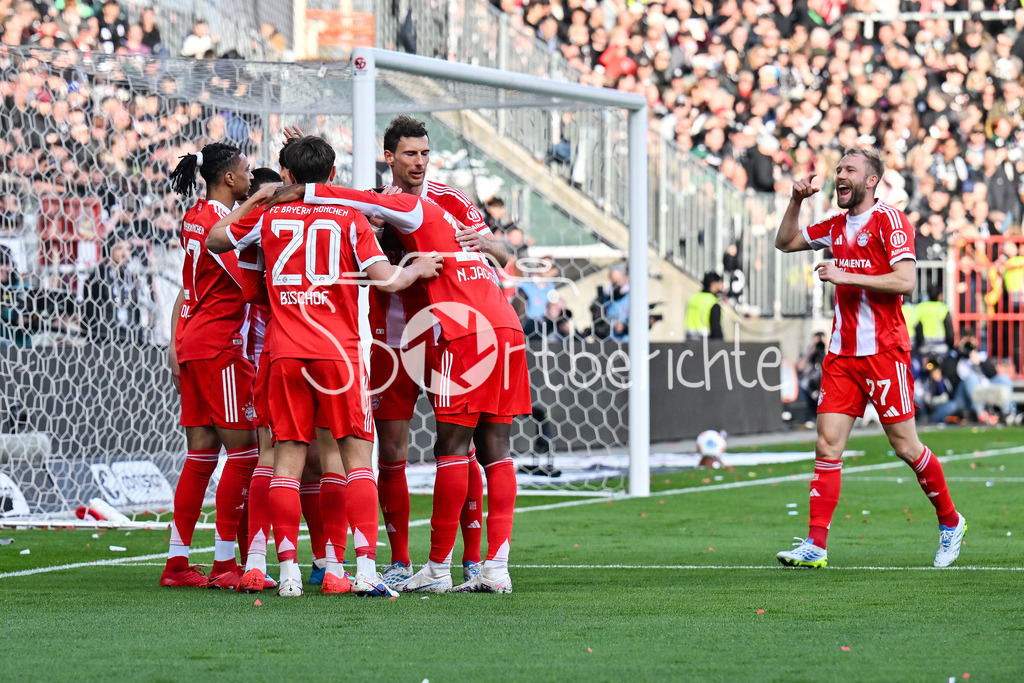 FC St. Pauli - FC Bayern München | ST. PAULI, DEUTSCHLAND - 11. APRIL: Jubel der Bayern nach dem Treffer zum 0-1 durch Jamal MUSIALA (FC Bayern Munich 10) / Tor / Torschuetze / Freude / Happy während dem Bundesligamatch zwischen dem FC St. Pauli und dem FC Bayern München am 29. Spieltag im Millerntor Stadion / DFL REGULATIONS PROHIBIT ANY USE OF PHOTOGRAPHS AS IMAGE SEQUENCES AND/OR QUASI-VIDEO
