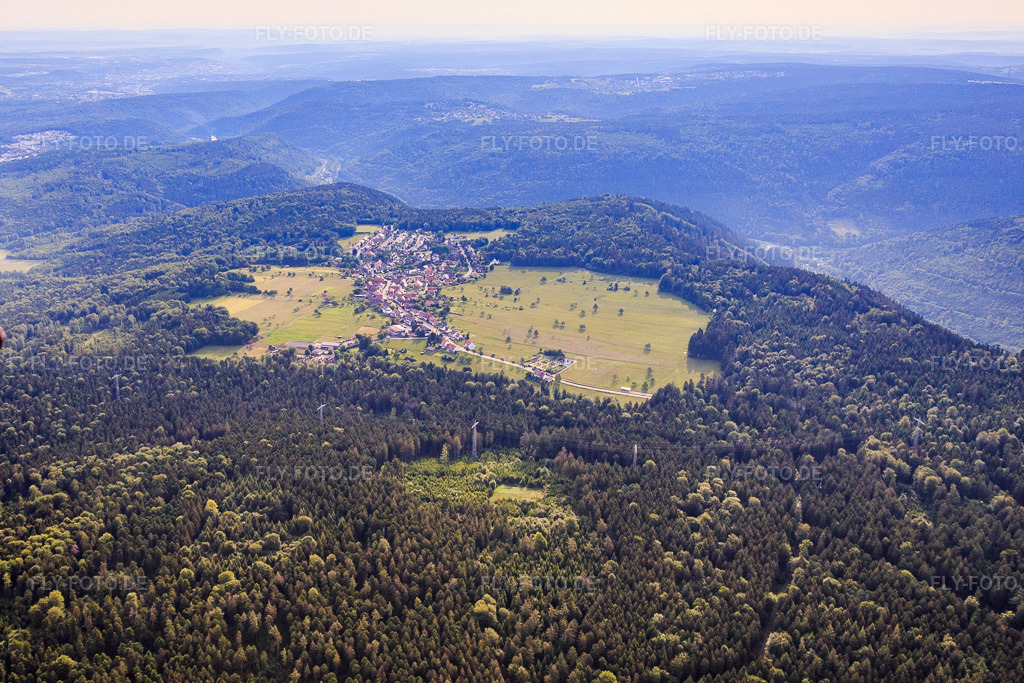 Luftbild: Dorfansicht im Schwarzwald aus Südwesten im Ortsteil Dennach in Neuenbürg im Bundesland Baden-Württemberg in Deutschland. Foto: IMG_079853.jpg vom 31.05.2015 durch Werner Riehm/FLY-FOTO.de