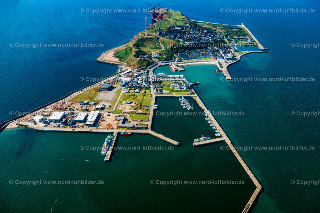 Helgoland_ELS_8070280824 | HELGOLAND 28.08.2024 Schiffs- Anlegestellen am Hafenbecken des Binnenhafen für Passagierschiffe und Fährschiffe an der Straße Am Südstrand in Helgoland im Bundesland Schleswig-Holstein, Deutschland. // Ship moorings at the harbor basin of the inland port for passenger ships and ferries on street Am Suedstrand in Helgoland in the state Schleswig-Holstein, Germany. Foto: Martin Elsen