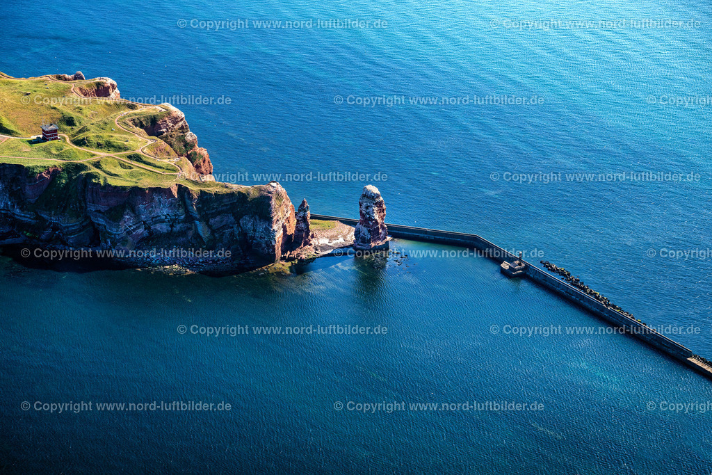 Helgoland_Lange_Anna_ELS_8053280824 | HELGOLAND 28.08.2024 Die freistehende Felsnadel / Brandungspfeiler Lange Anna auf Helgoland im Bundesland Schleswig-Holstein. Sie besteht aus rotem Buntsandstein. Weiterführende Informationen bei: Helgoland Tourismus-Service. // The detached rock needle / surf pillars Tall Anna on Helgoland in Schleswig-Holstein. Further information at: Helgoland Tourismus-Service. Foto: Martin Elsen
