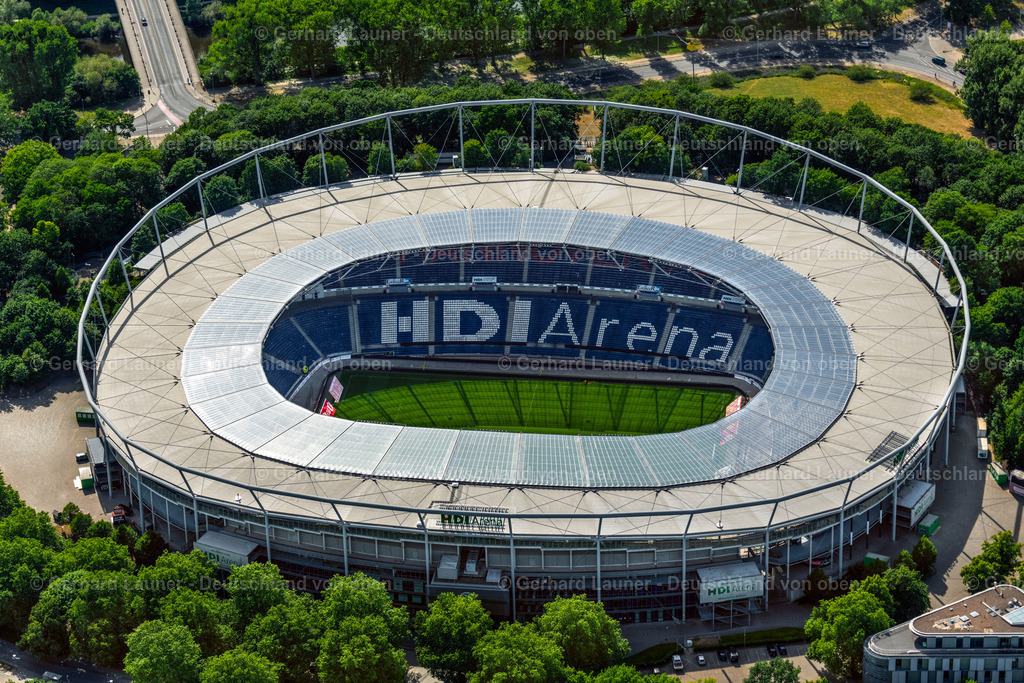 4031075 | HANNOVER 02.06.2020 Stadion der HDI Arena an der Robert-Enke-Straße im Stadtteil Calenberger Neustadt von Hannover in Niedersachsen. Weiterführende Informationen bei: HDI Versicherung AG,  Hannover 96 Sales & Service GmbH & CO.KG,  SCHULITZ Architekten GmbH,  SEH Engineering GmbH,  Wayss & Freytag Ingenieurbau AG. // HDI Arena stadium in Calenberger Neustadt district of Hanover, in Lower Saxony. Further information at: HDI Versicherung AG,  Hannover 96 Sales & Service GmbH & CO.KG,  SCHULITZ Architekten GmbH,  SEH Engineering GmbH,  Wayss & Freytag Ingenieurbau AG. Foto: Gerhard Launer