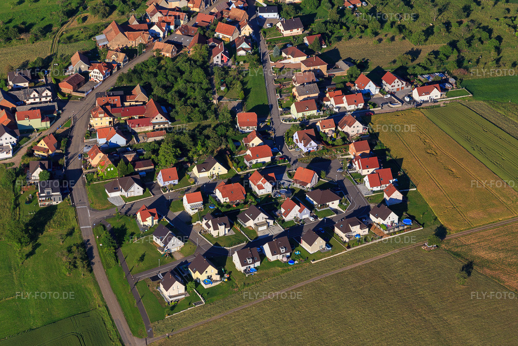 Luftbild: Neubaugebiet Rue des Roses in Kindwiller im Bundesland Bas-Rhin in Frankreich. – Foto: IMG_115437.jpg vom 16.06.2019 durch Werner Riehm/FLY-FOTO.de – Auflösung des Originals: 5472 x 3648 px