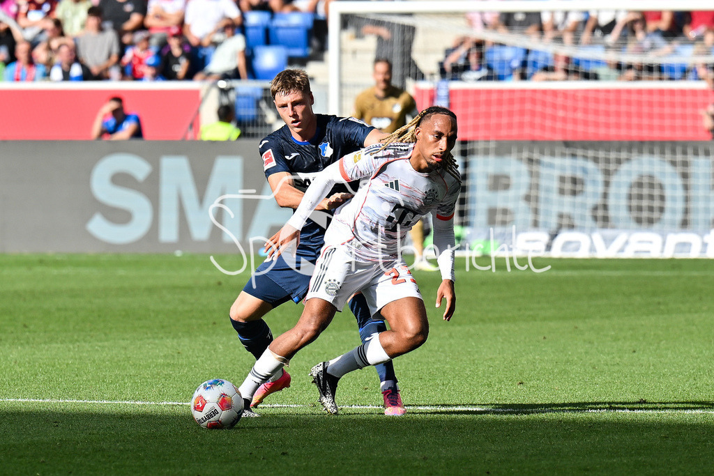 TSG 1899 Hoffenheim - FC Bayern München | im Duell Sascha BOEY (FC Bayern Muenchen 23) und Alexander PRASS (TSG Hoffenheim 22) / Zweikampf / Bundesliga: TSG 1899 Hoffenheim - FC Bayern München; PreZero-Arena am 20.09.2025 / DFL REGULATIONS PROHIBIT ANY USE OF PHOTOGRAPHS AS IMAGE SEQUENCES AND/OR QUASI-VIDEO
