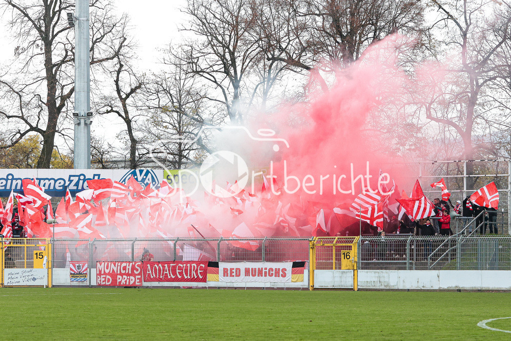 SV Vikoria Aschaffenburg - FC Bayern Amateure | Der Gaesteanhang mit Pyrotechnik im Gaestebereich von Aschaffenburg