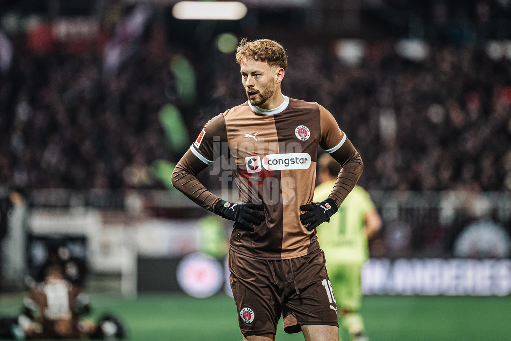 Fußball | Männer | Saison 2024/2025  | Fußball-Bundesliga | 26. Spieltag | FC St. Pauli vs. TSG Hoffenheim | 14.03.2025 | Carlo Boukhalfa (#16, FC St. Pauli)