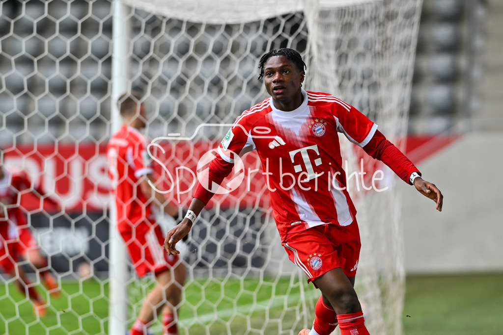 FC Bayern München - Hannover 96 | MUNICH, GERMANY - 15. FEBRUARY: Jubel der Bayern nach dem Treffer zum 3-1 durch Uzorchukwu EGWUATU (FC Bayern München U19 13) / Tor / Torschuetze / Freude / Happy während dem Spiel zwischen der U19 des FC Bayern München und der U19 von Hannover 96 am 2. Spieltag der Hauptrunde der U19-DFB-Nachwuchsliga am FC Bayern Campus