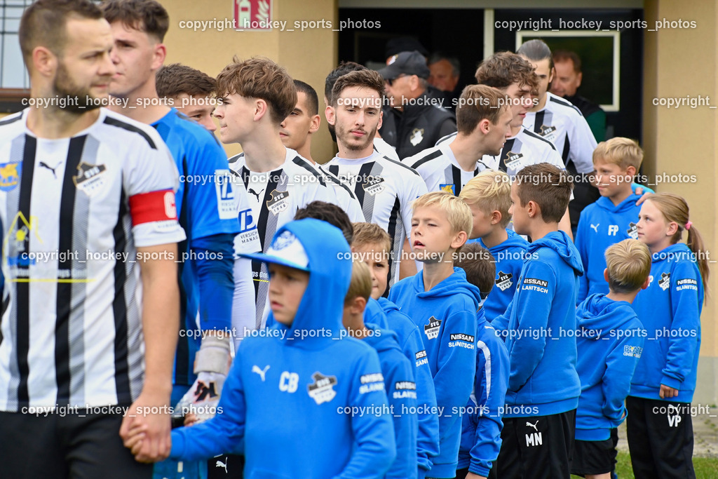 SVG Bleiburg vs. SAK 23.9.2023 | SVG Bleiburg Mannschaft, SVG Bleiburg Einlauf mit Nachwuchs, SVG Bleiburg vs. SAK 23.9.2023, SVG Bleiburg vs. SAK am 23.09.2023 in Bleiburg (Karl Kornberger Stadion), Austria, (Photo by Bernd Stefan)