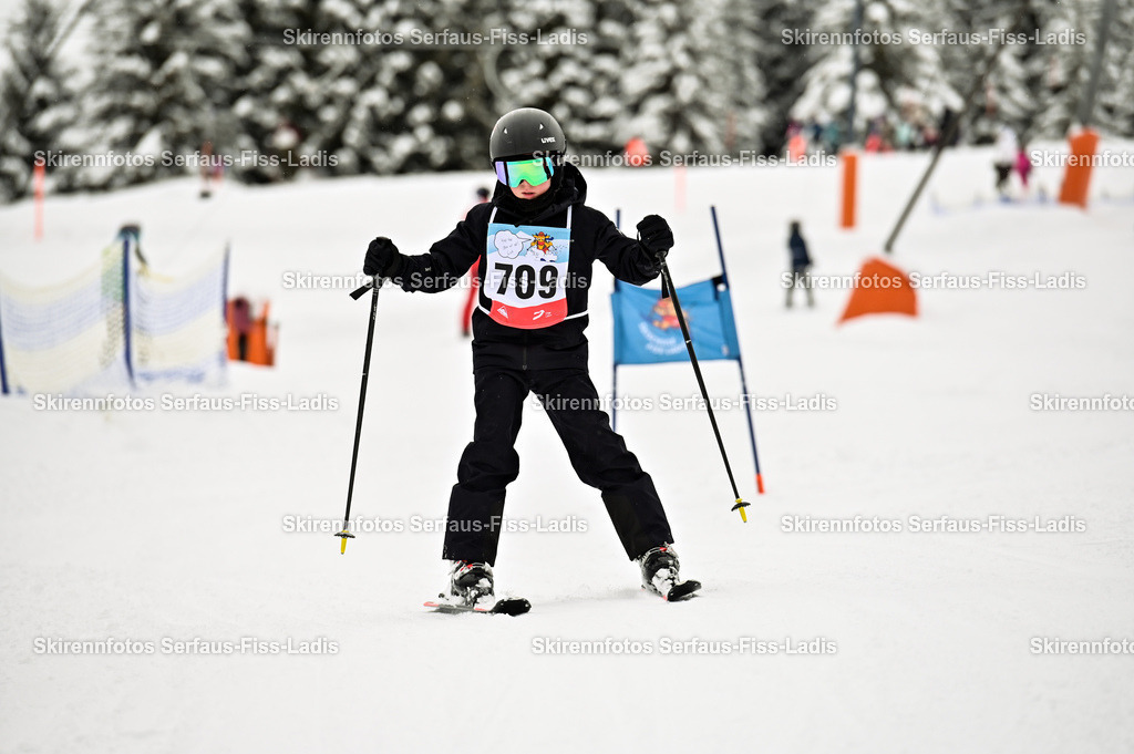 SRF_20.02.2026_0811 | Skirennfotos,Serfaus,Fiss,Ladis,Kinderskirennen,Winter,Tirol,Oberland,skirace,SFL,feelfree,weil wir's genießen,ski,Ski,skifahren,Sonnenplateau, - Realisiert mit Pictrs.com
