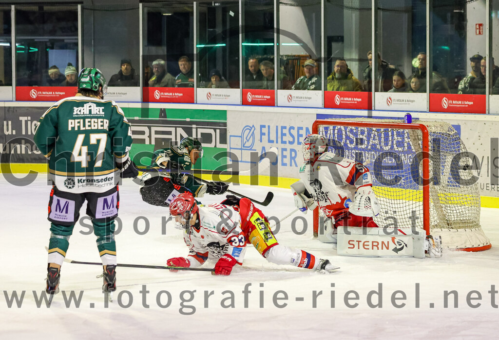 2026-02-20_146_TSV_Erding_gegen_Deggendorfer_SC | Erding, Deutschland, 20.02.2026:Eishockey, Oberliga Süd 2025 / 2026, 49. Spieltag, TSV Erding gegen Deggendorfer SC, Endergebnis: 4:1Marco Pfleger (Erding Gladiators, #47), Erik Modlmayr (Erding Gladiators, #21), Luca Zitterbart (Deggendorfer SC, #33), Torwart Timo Pielmeier (Deggendorfer SC, #51)Foto: Christian Riedel / fotografie-riedel.net
