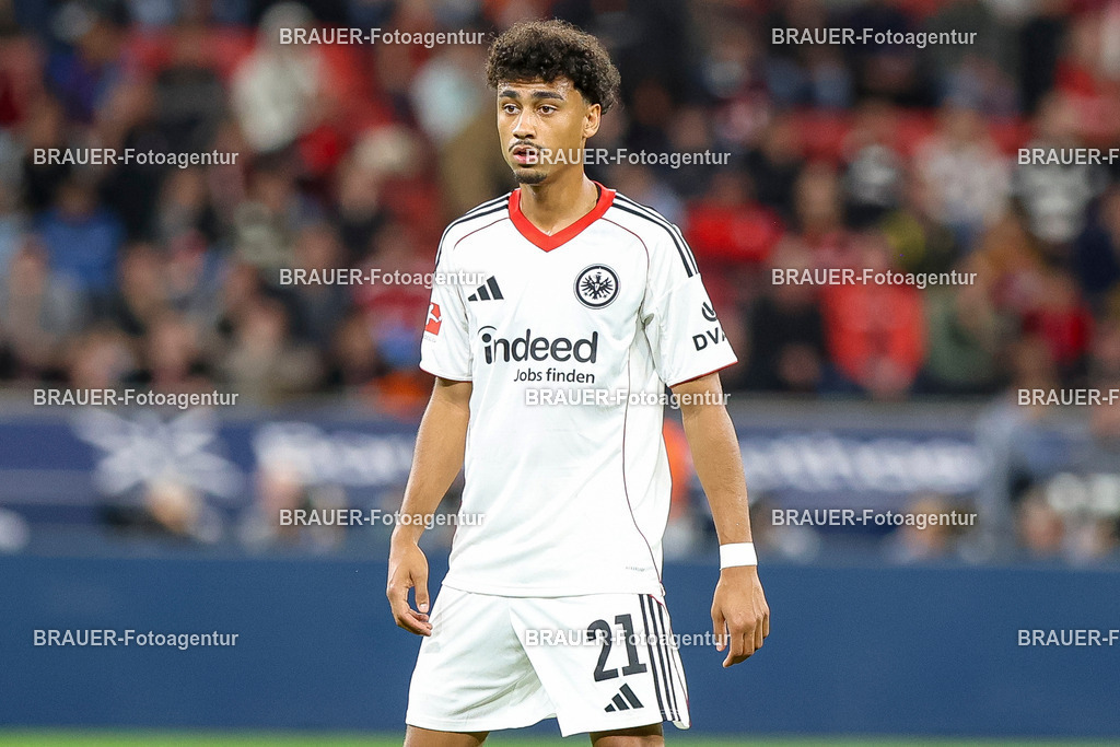 Bayer 04 Leverkusen vs Eintracht Frankfurt - Bundesliga  | Leverkusen, Deutschland, 12.09.25:   Nathaniel Brown (Eintracht Frankfurt) schaut waehrend des Spiels der Bundesliga zwischen  Bayer 04 Leverkusen vs Eintracht Frankfurt in der BayArena(Foto von Brauer-Fotoagentur / Adrian Schlueter)