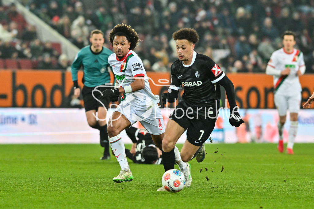 FC Augsburg - SC Freiburg | AUGSBURG, GERMANY - 18. JANUARY: im Duell Han-Noah MASSENGO (FC Augsburg 4) und Derry Lionel SCHERHANT (SC Freiburg 7) während dem Bundesligamatch zwischen dem FC Augsburg und dem SC Freiburg am 18. Spieltag in der WWK-Arena / DFL REGULATIONS PROHIBIT ANY USE OF PHOTOGRAPHS AS IMAGE SEQUENCES AND/OR QUASI-VIDEO