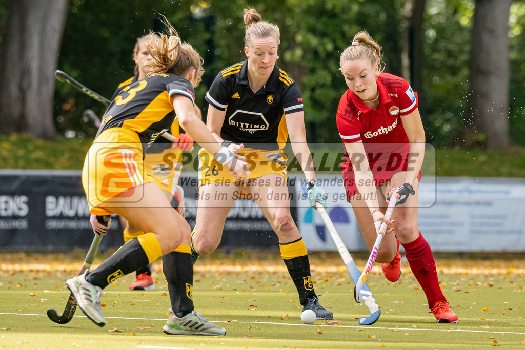 SFE_20221008_0120 | 1. Bundesliga Hockey Damen Rot-Weiss Köln - Harvestehuder THC am 08.10.2022 in Köln (KTHC Stadion Rot-Weiss Köln Tennis and Hockey Club), Photo: Stephan Fehrmann 2022 (Sports-Gallery),Pia Maertens ( Rot-Weiss Köln #35 ) ,Franziska Hauke ( Harvestehuder THC #26)