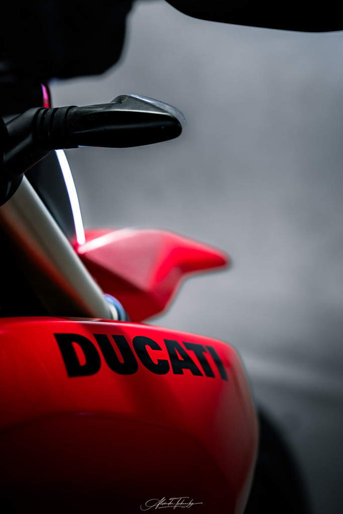 Hypermotard 698 Mono | Entdecken Sie die faszinierende Welt von Alexander Tschuncky Arts: Kreative Fotografie, atemberaubende Automobilkunst und hochwertiger Bilderdruck. Lassen Sie sich inspirieren! - Realisiert mit Pictrs.com