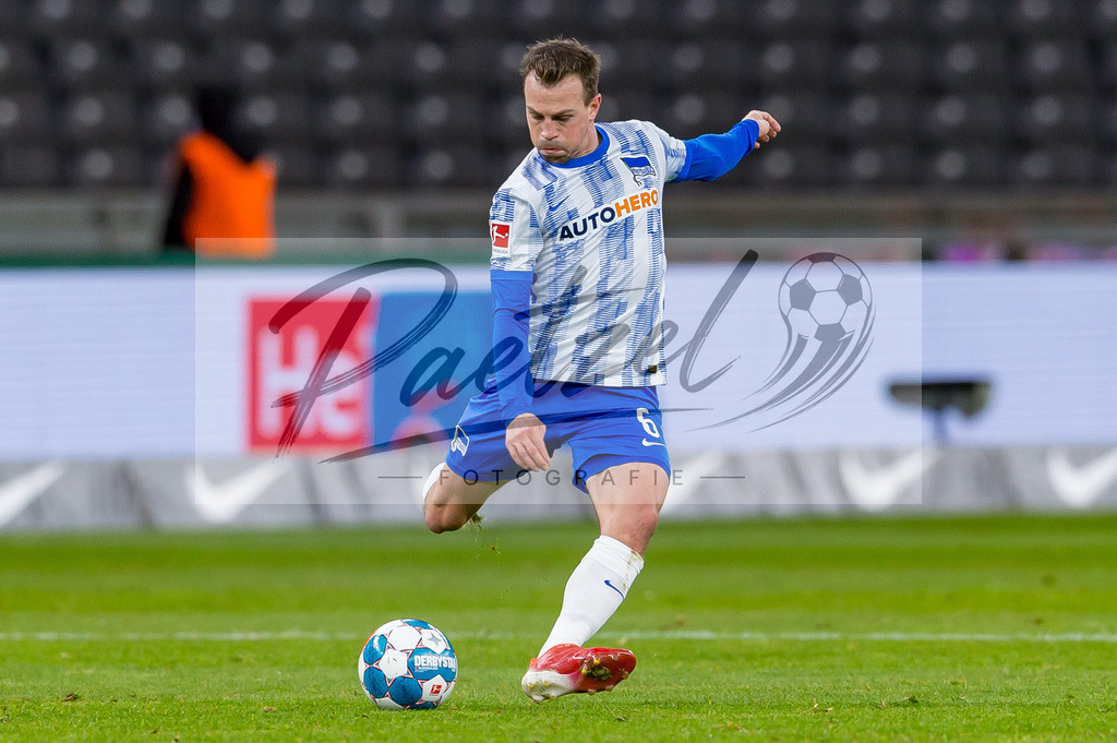 HERBOC20220204_224 | Fussball, Herren: Vladimir Darida (Hertha BSC) in Aktion, am Ball, Einzelaktion bei dem Spiel der 1. Bundesliga zwischen Hertha BSC und VfL Bochum im Olypiastadion am 04.02.2022 in Berlin, Deutschland.DFB / DFL REGULATIONS PROHIBIT ANY USE OF PHOTOGRAPHS AS IMAGE SEQUENCES AND/OR QUASI-VIDEO. - Realisiert mit Pictrs.com