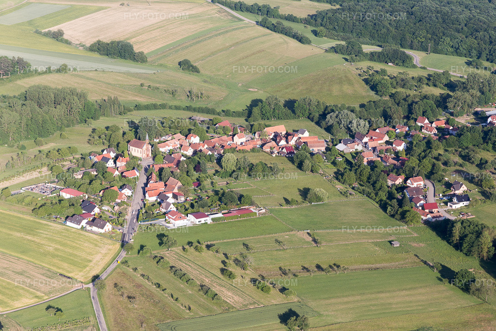 Aerial view: View of the town in Gundershoffen in the state Bas-Rhin, France.Photo: IMG_100805.jpg taken on 06/08/2017 by Werner Riehm/FLY-FOTO.comResolution of the original: 5472 x 3648 px