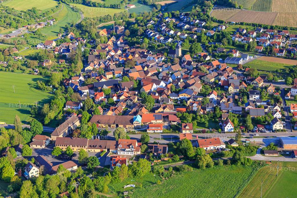 Luftbild: Ortsansicht im Taubertal am Morgen aus Süden im Ortsteil Schäftersheim in Weikersheim im Bundesland Baden-Württemberg in Deutschland. Foto: IMG_146429.jpg vom 10.05.2025 durch Werner Riehm/FLY-FOTO.de