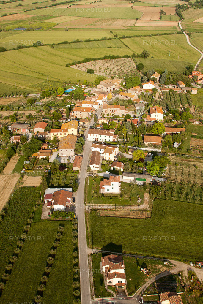 Vue aérienne: Vue de la ville à Fratticciola dans le département Toscane, Italie. Photo: IMG_27809.jpg prise le 29/05/2010 par Werner Riehm/FLY-FOTO.eu – Résolution de l'original: 3168 x 4752 px