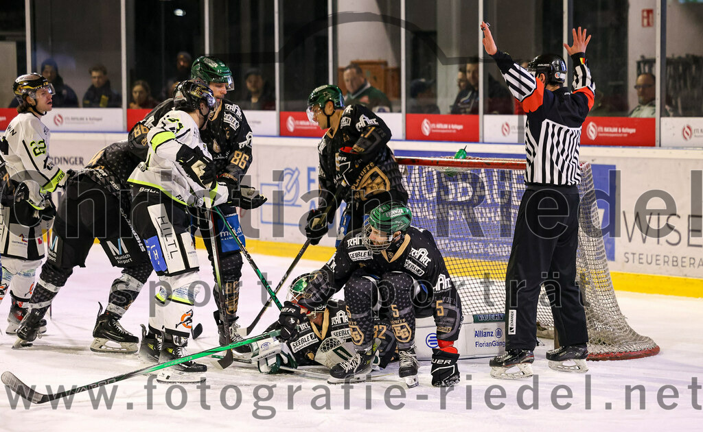 2024-02-23_039_TSV_Erding_gegen_ERSC_Amberg | Erding, Deutschland, 23.02.2024:
Eishockey, Bayernliga Playoffs 2023 / 2024, 3. Spieltag, TSV Erding gegen ERSC Amberg, Endergebnis: 2:3 n. V.

Michael Trox (Erding Gladiators, #86), Torwart Dimitri Pätzold (Erding Gladiators, #32), Mark Waldhausen (Erding Gladiators, #27), Florian Zimmermann (Erding Gladiators, #5)

Foto: Christian Riedel / fotografie-riedel.net