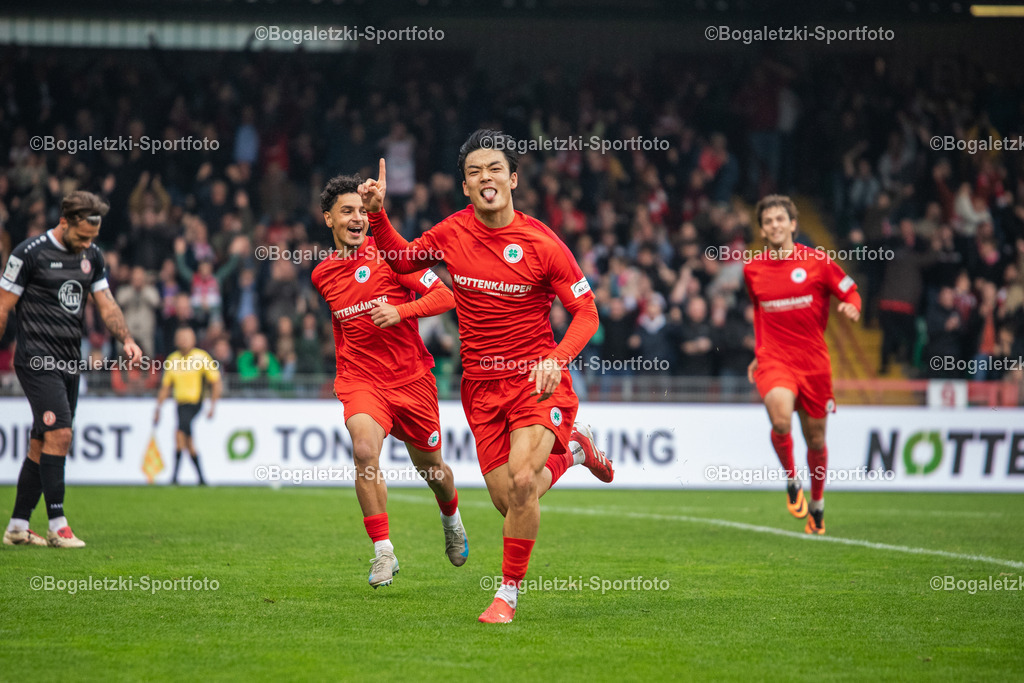 Torjubel Seok-Ju Hong | 11.10.2025, Fußball, Niederrheinpokal, Rot-Weiß Oberhausen - Rot-Weiss Essen: Seok-Ju Hong (Rot-Weiß Oberhausen #18) bejubelt seinen 3:1 Treffer ausgelassen vor der Emscherkurve (Fankurve RWO) - Realisiert mit Pictrs.com
