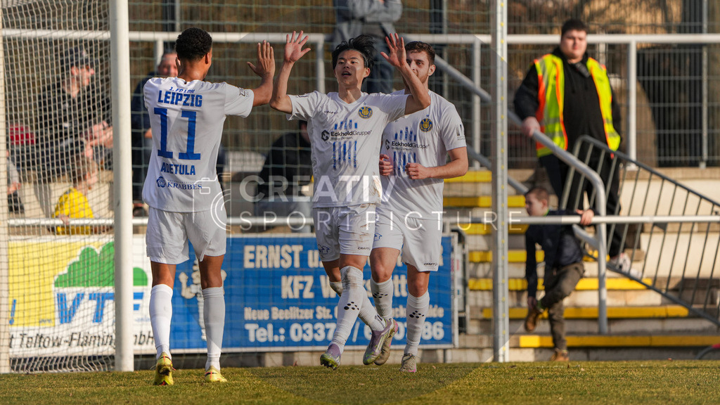 Fußball, Herren, Saison 2025/2026, Regionalliga Nordost, 24. Spieltag, FSV 63 Luckenwalde vs. 1.FC Lokomotive Leipzig, Samstag 28.02.2026, Werner-Seelenbinder-Stadion Luckenwalde, | Fußball, Herren, Saison 2025/2026, Regionalliga Nordost, 24. Spieltag, FSV 63 Luckenwalde vs. 1.FC Lokomotive Leipzig, Samstag 28.02.2026, Werner-Seelenbinder-Stadion Luckenwalde, Im Bild: Mingi Kang (m. Leipzig) trifft zum 0:3 Schlusspunkt. - Realisiert mit Pictrs.com