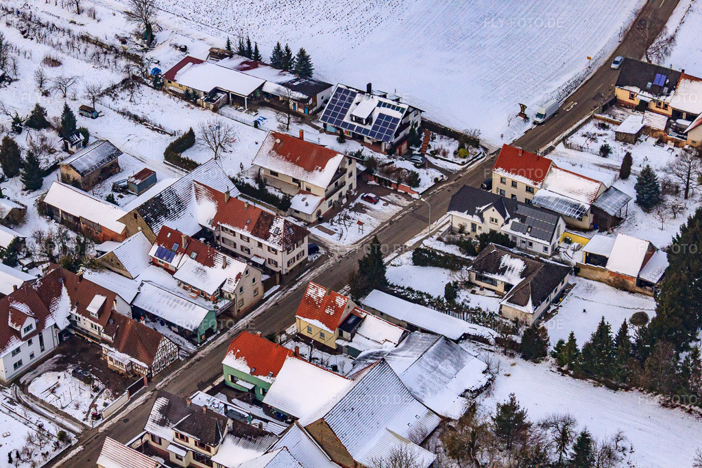 Luftbild: Hauptstraße im Winter im Schnee im Ortsteil Kleinsteinfeld in Niederotterbach im Bundesland Rheinland-Pfalz in Deutschland. Foto: IMG_23648.jpg vom 16.01.2010 durch Werner Riehm/FLY-FOTO.de