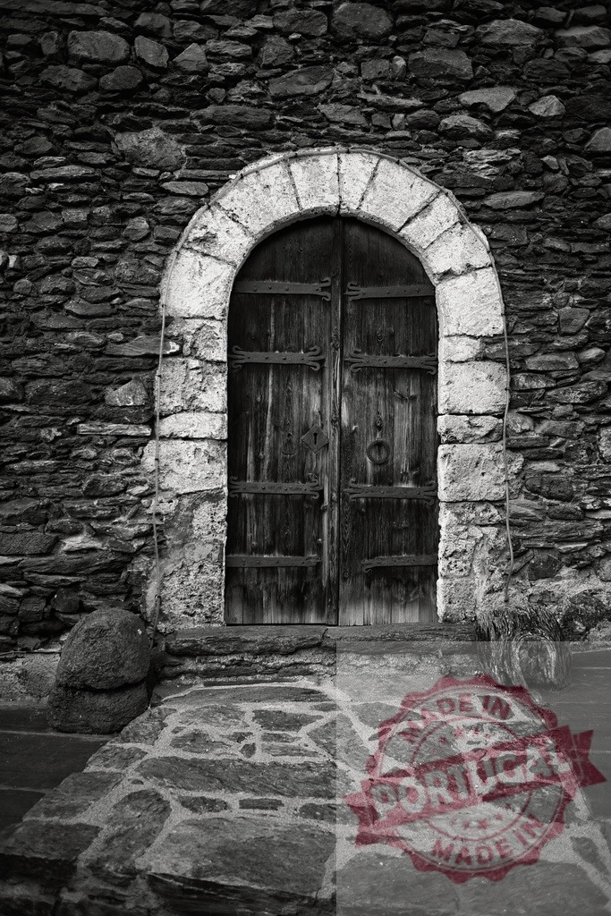 Old rustic wooden door in stone wall entrance | Featuring an ancient arched wooden door set into a textured stone wall, conveying history and mystery - Realisiert mit Pictrs.com