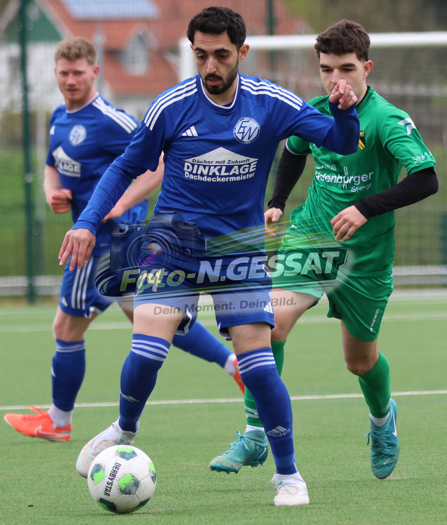 SC Enger - SV Enger-Westerenger | Auf dem Bild zu sehen: grün SC Enger: Emre Karak ; blau SV Enger-Westerenger: Ali AlaliSC Enger, SV Enger-Westerenger, Saison 25/26, Kreisliga A, Enger, Deutschland - Realisiert mit Pictrs.com