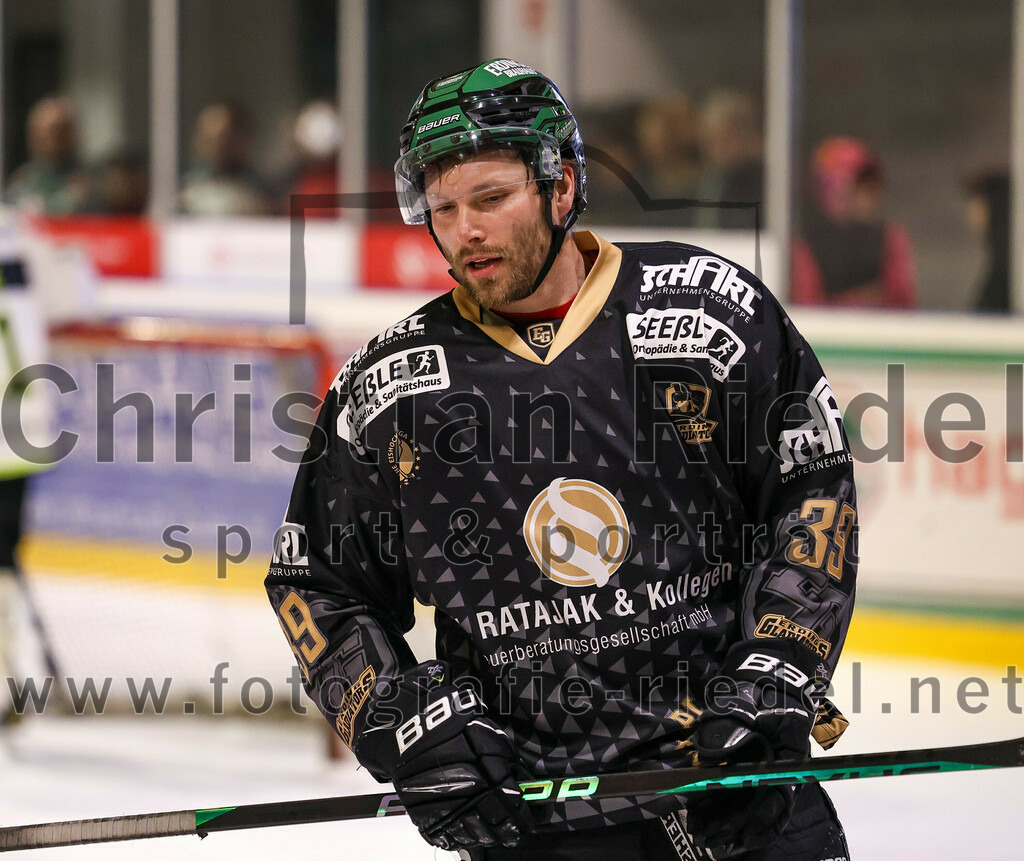 2024-02-23_113_TSV_Erding_gegen_ERSC_Amberg | Erding, Deutschland, 23.02.2024:
Eishockey, Bayernliga Playoffs 2023 / 2024, 3. Spieltag, TSV Erding gegen ERSC Amberg, Endergebnis: 2:3 n. V.

Thomas Plihal (Erding Gladiators, #39)

Foto: Christian Riedel / fotografie-riedel.net