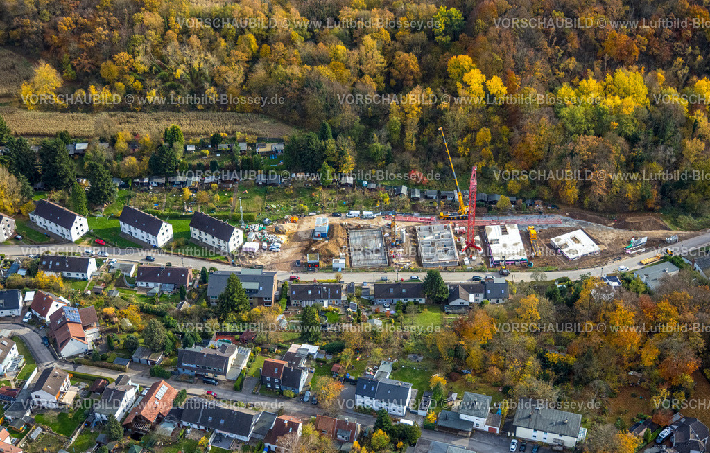 Hagen251102038 | Luftbild, Baustelle mit Baukran und Neubau an der Elmenhorststraße, herbstliche Bäume, Emst, Hagen, Ruhrgebiet, Nordrhein-Westfalen, Deutschland