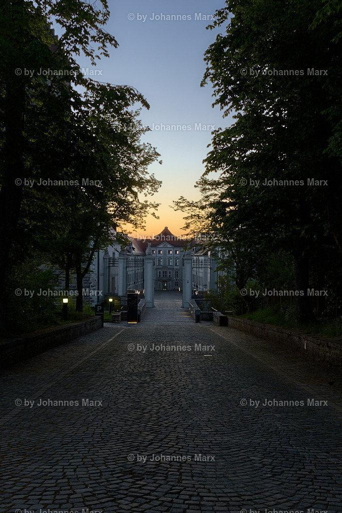 Vor dem Sonnenaufgang am Schloss Hirschberg | Professionelle Landschaftsfotografie, Inneneinrichtung, Kunst für Ihre Wohnung, Kanzlei, Praxis oder als Geschenk. Aussuchen und einfach liefern lassen. Raumgestaltungsberatung auf Anfrage. - Realisiert mit Pictrs.com