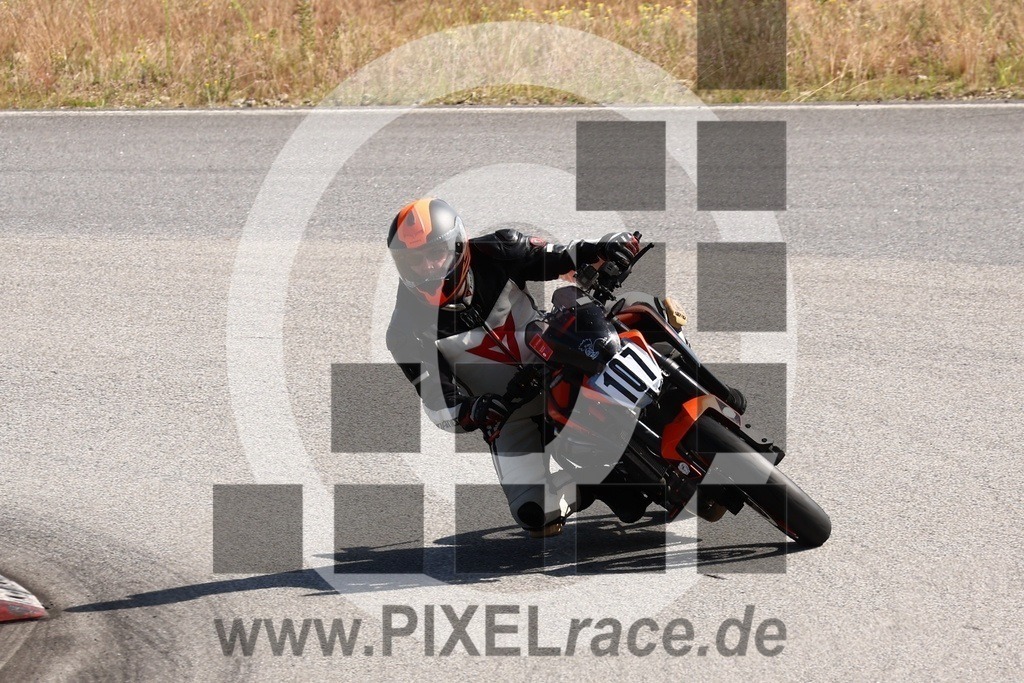 0107-20240714_01140 | Schöne Erinnerungen an spannende Momente - das festzuhalten ist unser Job. PIXELrace.de ist seit 2003 auf den Rennstrecken Europas unterwegs um die Action draußen beim Fahren und die wunderbare Stimmung imm Fahrerlager für euch einzufangen.