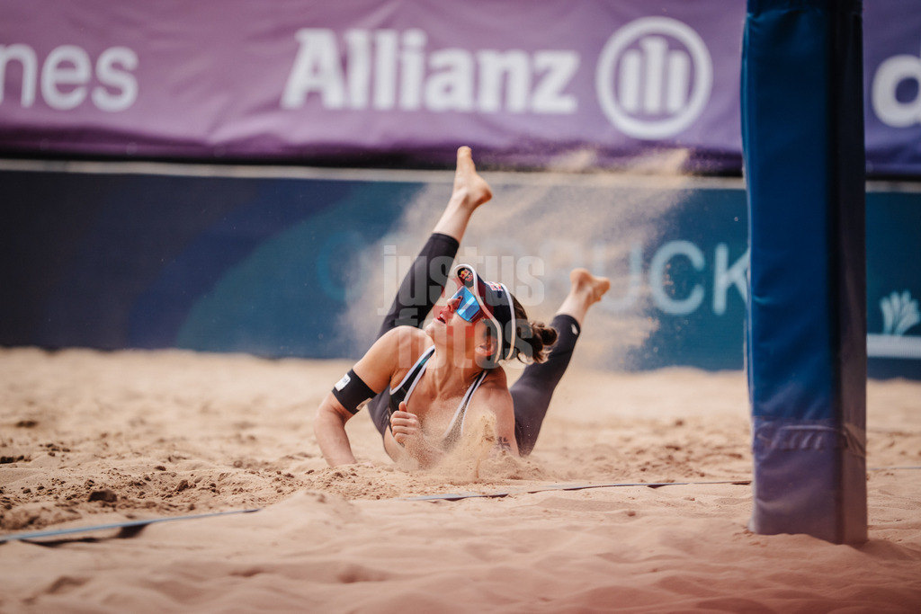 Beachvolleyball | Frauen | Allianz German Beach Tour 2025 | Tourstop Düsseldorf | 18.05.2025 | Cinja Tillmann schaut dem Ball hinterher